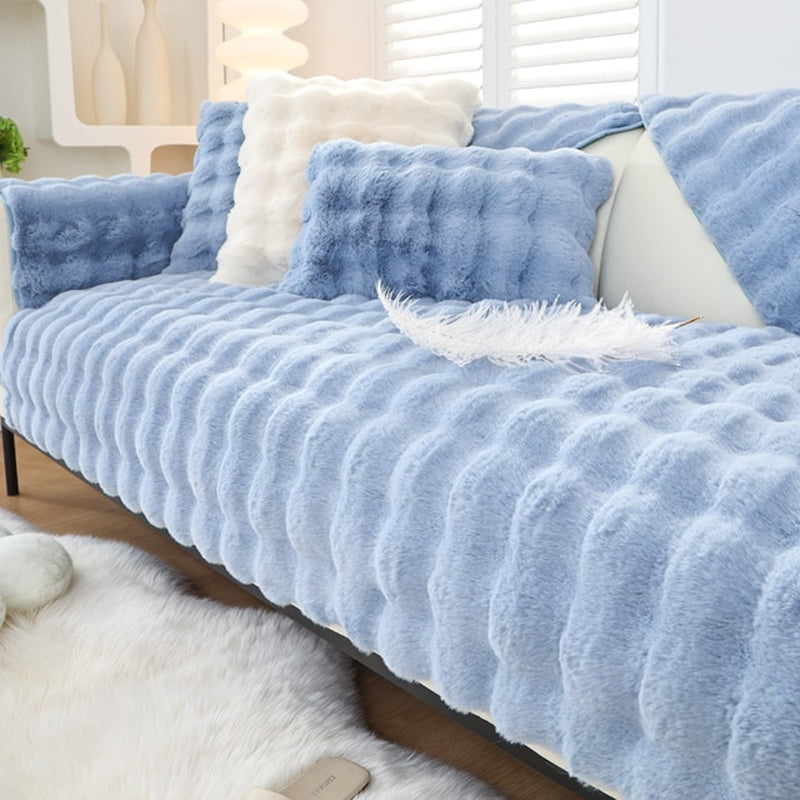 "Cozy Plush Sofa Cover: Luxurious, Non-Slip and Warm - The Perfect Addition to Your Living Room Decor!"